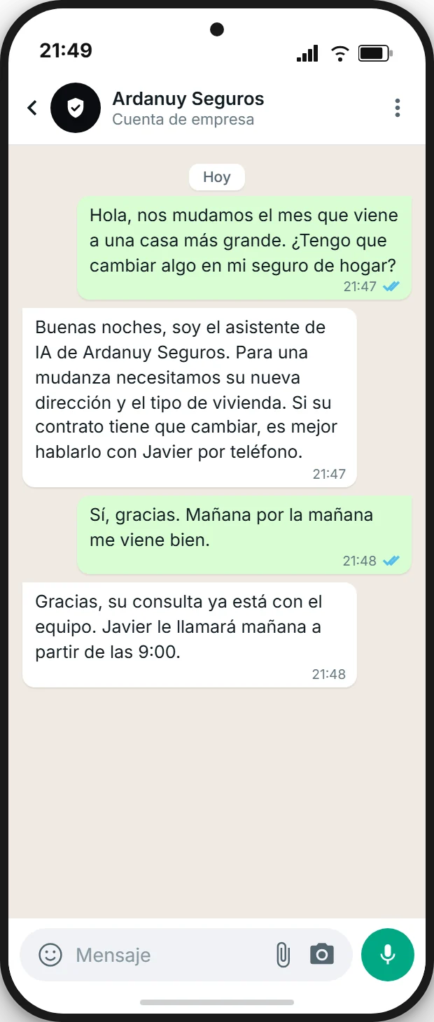 Agente de IA de una correduría que responde por la noche por WhatsApp a una pregunta sobre el seguro de hogar en una mudanza, se presenta como asistente de IA y pasa la consulta a Javier