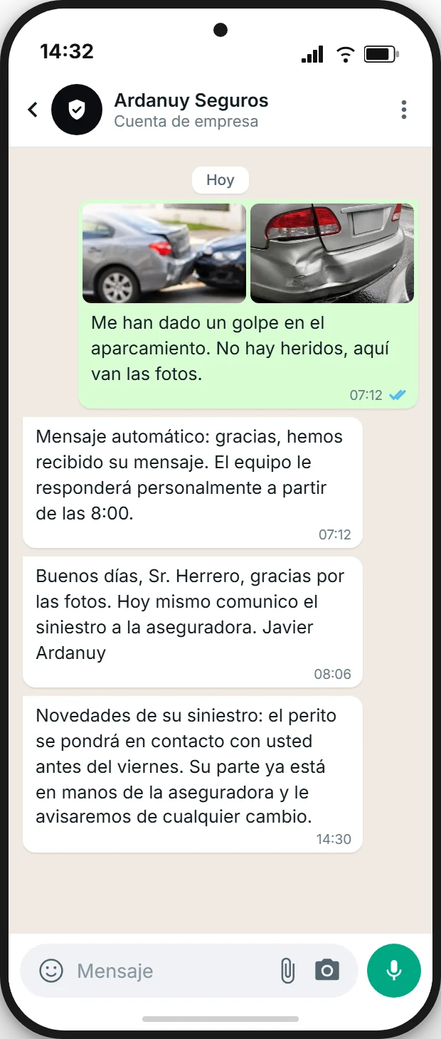 Comunicación de un siniestro por WhatsApp a una correduría: un cliente envía dos fotos de un golpe en el aparcamiento, recibe una confirmación automática antes de la apertura, la respuesta del corredor y una plantilla de utilidad con el estado del siniestro