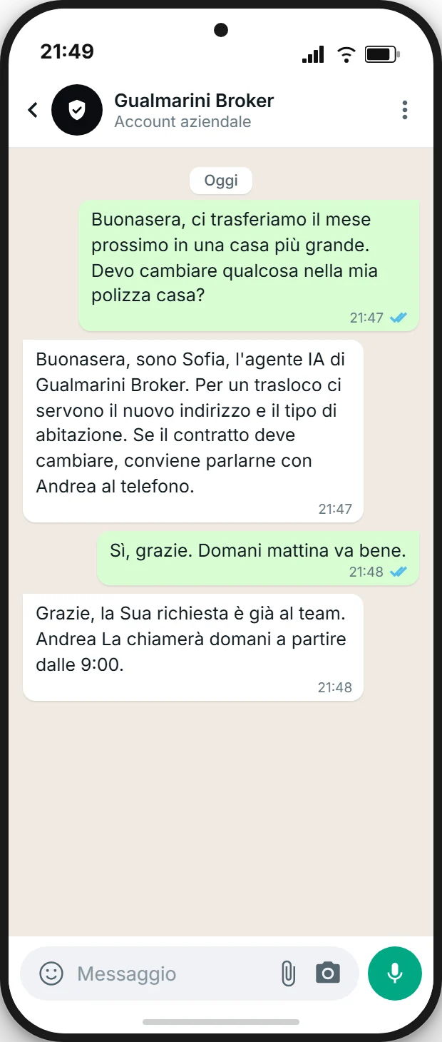 Agente IA di uno studio di brokeraggio che risponde la sera su WhatsApp a una domanda sulla polizza casa in caso di trasloco, si presenta come IA e passa la richiesta al titolare per una telefonata il giorno dopo