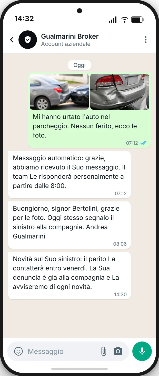 Segnalazione di un sinistro via WhatsApp a uno studio di brokeraggio: il cliente invia due foto di un urto in un parcheggio, il broker risponde e una scheda mostra lo stato del sinistro auto