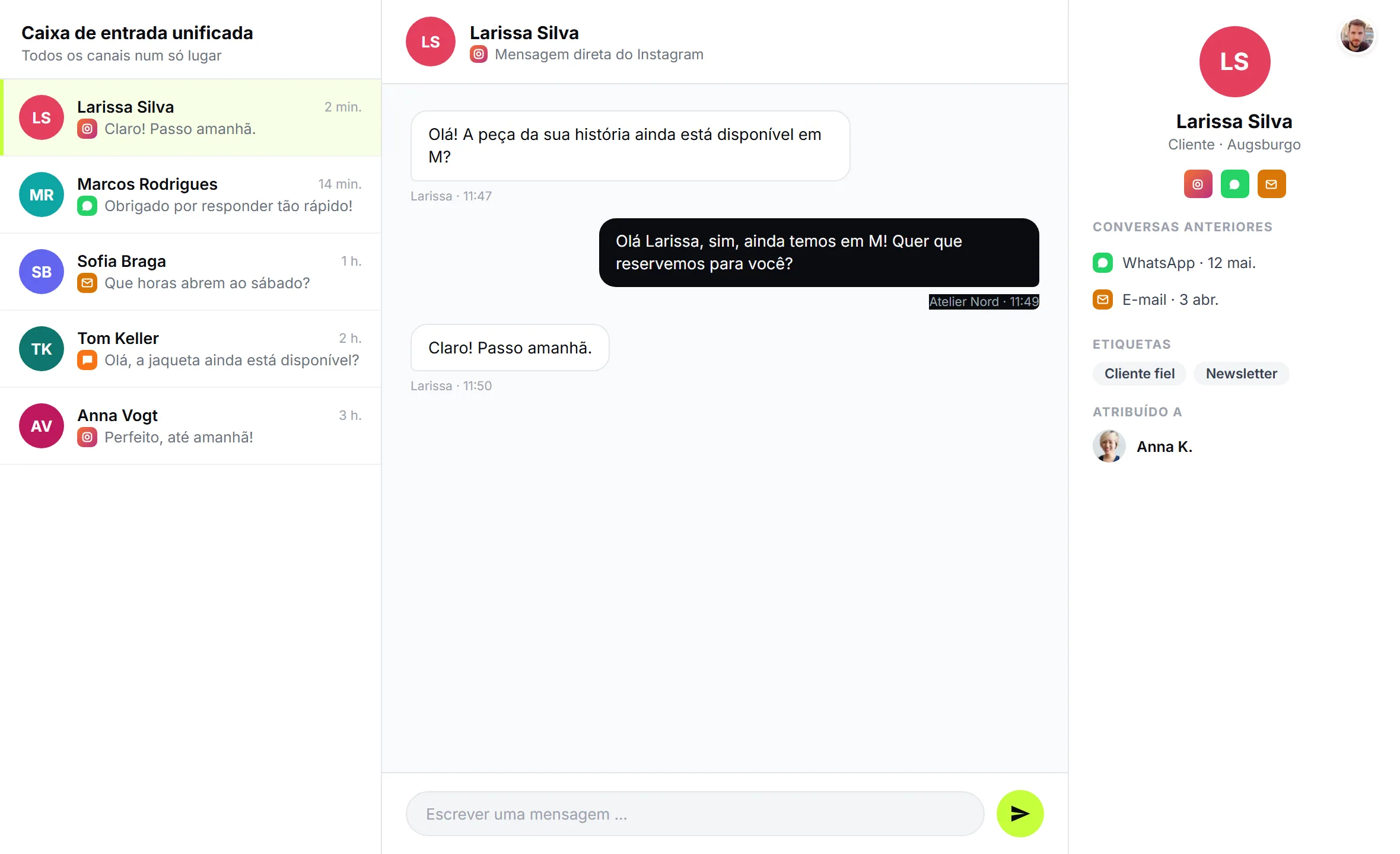 Caixa de entrada de ambiente de trabalho do SendSeven com uma conversa do Instagram ao lado de entradas de WhatsApp e e-mail, badges de canal visíveis, vista de team inbox