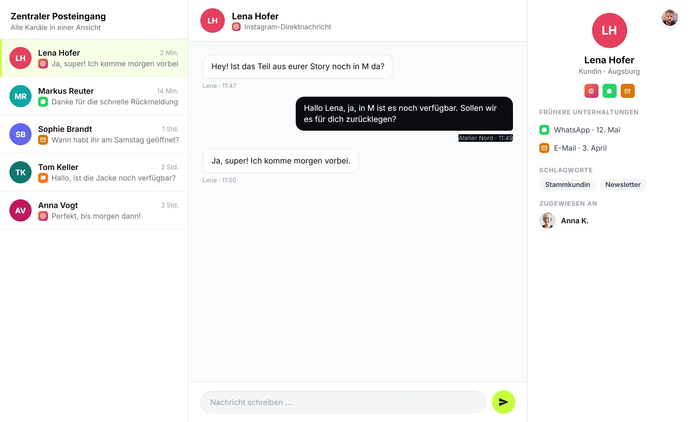 SendSeven Desktop-Posteingang mit einer Instagram-Unterhaltung neben WhatsApp- und E-Mail-Einträgen, Kanal-Badges sichtbar, Team-Inbox-Ansicht