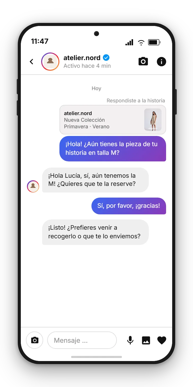 DM de Instagram en la bandeja de SendSeven: una marca ficticia responde una pregunta de un cliente tras una respuesta a story, en español