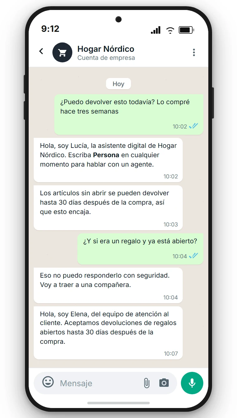 Chat de WhatsApp de una tienda online ficticia: el asistente de IA responde a una pregunta sobre el plazo de devolución y después transfiere la conversación a una agente humana. Representación de ejemplo, creada con SendSeven