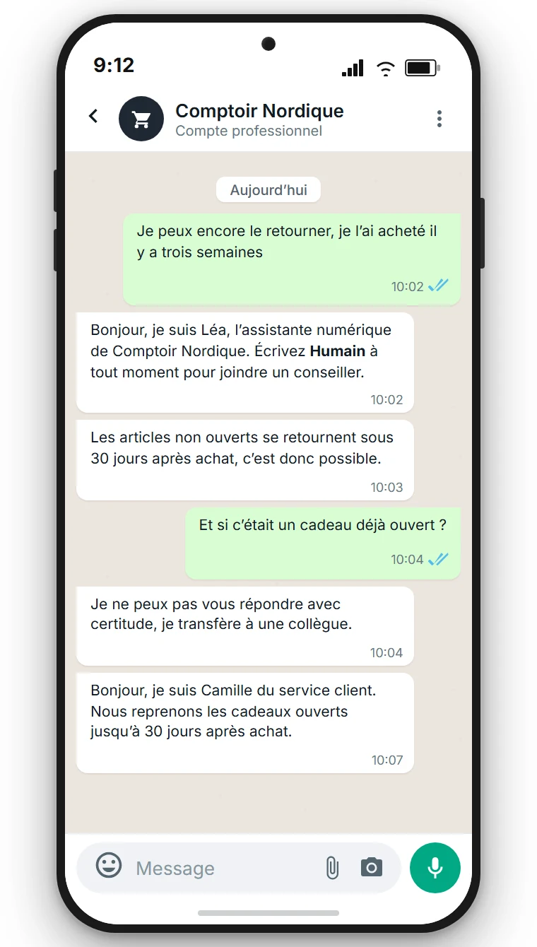 Chat WhatsApp d'une boutique en ligne fictive : l'assistant IA répond à une question sur le délai de retour, puis transfère la conversation à une conseillère. Exemple illustratif, réalisé avec SendSeven
