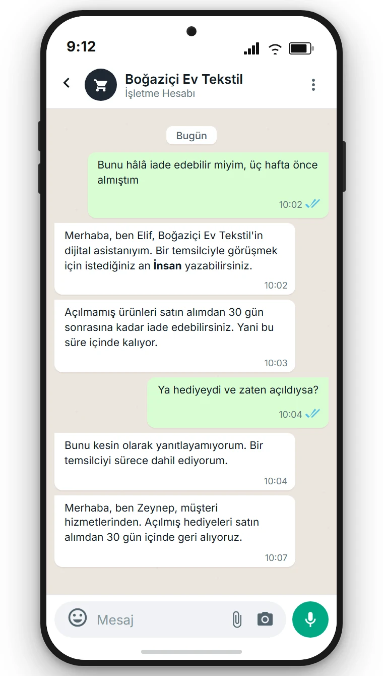 Kurgusal bir online mağazanın WhatsApp sohbeti: yapay zeka asistanı iade süresiyle ilgili bir soruyu yanıtlıyor ve ardından konuşmayı bir temsilciye devrediyor. Örnek amaçlı görsel, SendSeven ile oluşturulmuştur