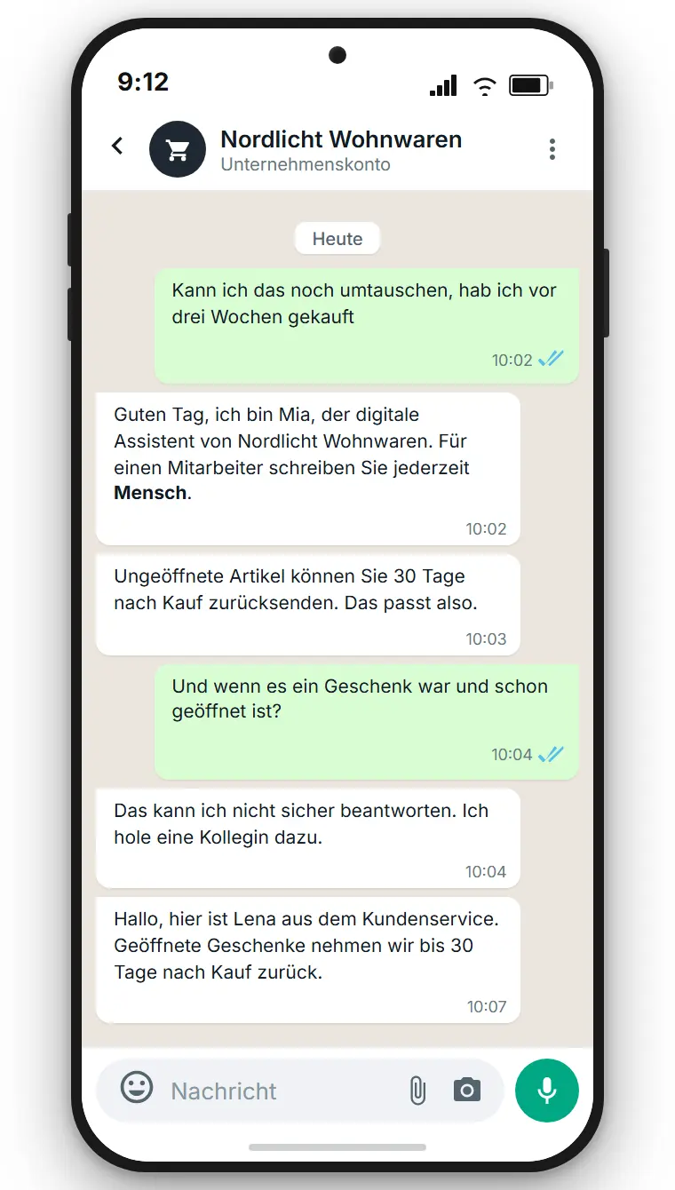 WhatsApp-Chat eines fiktiven Onlineshops: Der KI-Assistent beantwortet eine Frage zur Rückgabefrist und gibt die Unterhaltung anschließend an eine Mitarbeiterin ab. Beispielhafte Darstellung, erstellt mit SendSeven