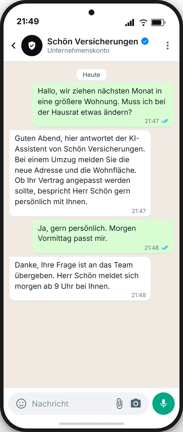 KI-Assistent eines Maklerbüros antwortet abends per WhatsApp auf eine Frage zur Hausratversicherung beim Umzug, stellt sich als KI vor und übergibt auf Wunsch an Herrn Schön