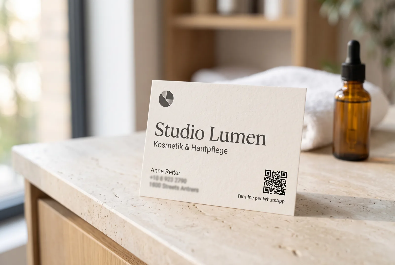 Visitenkarte eines Kosmetikstudios mit QR-Code für die Anmeldung zum WhatsApp-Newsletter