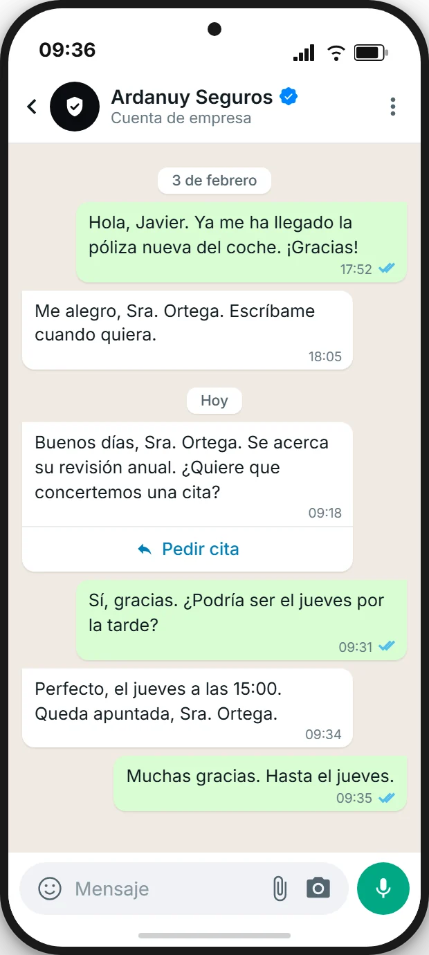 Vista del cliente en WhatsApp: chat con Ardanuy Seguros, marcado como cuenta de empresa, con la plantilla de revisión anual y el botón «Pedir cita», la respuesta de la clienta «Sí, gracias. ¿Podría ser el jueves por la tarde?» y la confirmación «Perfecto, el jueves a las 15:00. Queda apuntada, Sra. Ortega.»