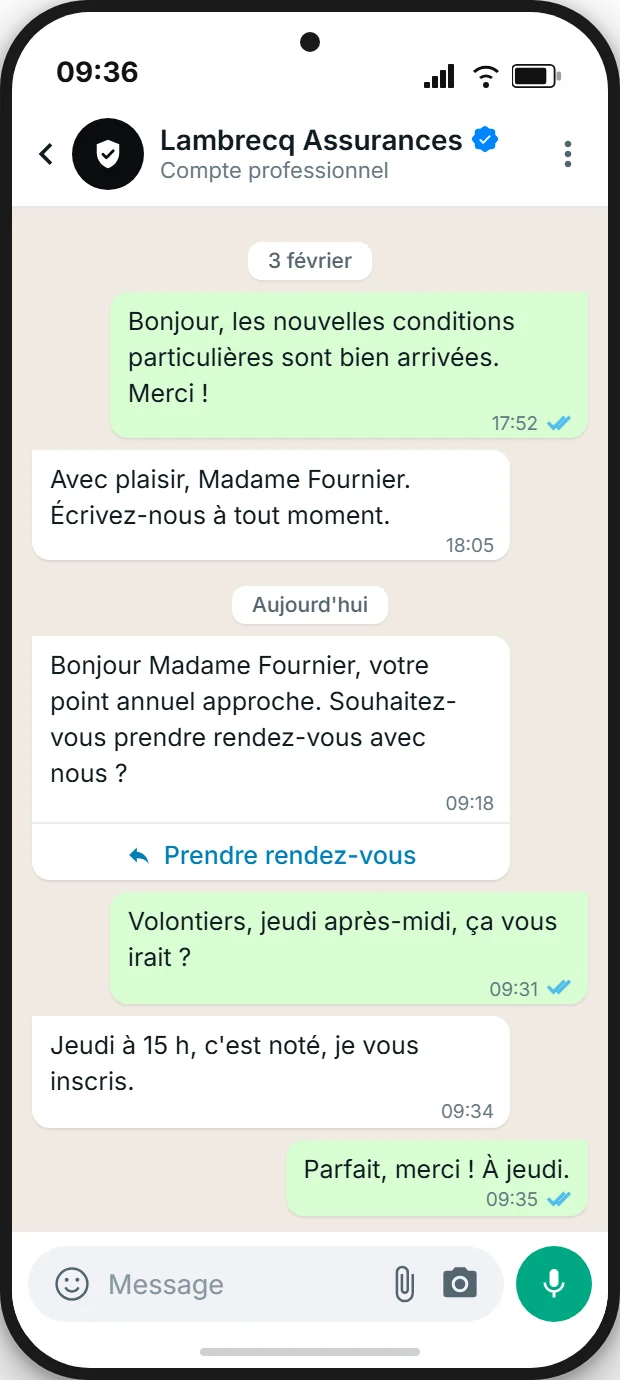 Vue du client dans WhatsApp : conversation avec Lambrecq Assurances, identifié comme compte professionnel, avec le message « Bonjour Madame Fournier, votre point annuel approche. Souhaitez-vous prendre rendez-vous avec nous ? » et le bouton « Prendre rendez-vous », la réponse de la cliente « Volontiers, jeudi après-midi, ça vous irait ? » et la confirmation « Jeudi à 15 h, c'est noté, je vous inscris. ».