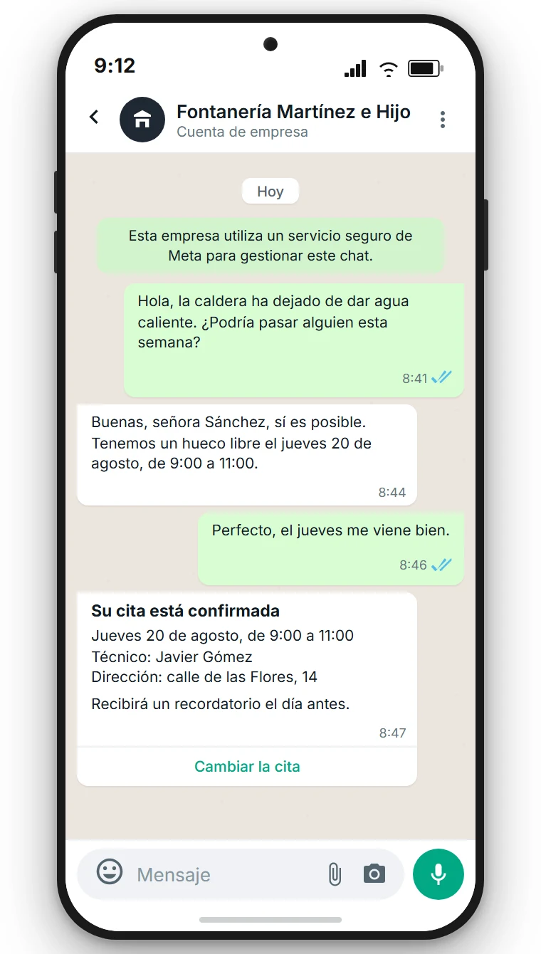 Chat de WhatsApp de una fontanería ficticia con la etiqueta Cuenta de empresa bajo el nombre, una consulta de un cliente sobre una caldera y una confirmación de cita con el botón Cambiar la cita. Ejemplo ilustrativo, creado con SendSeven
