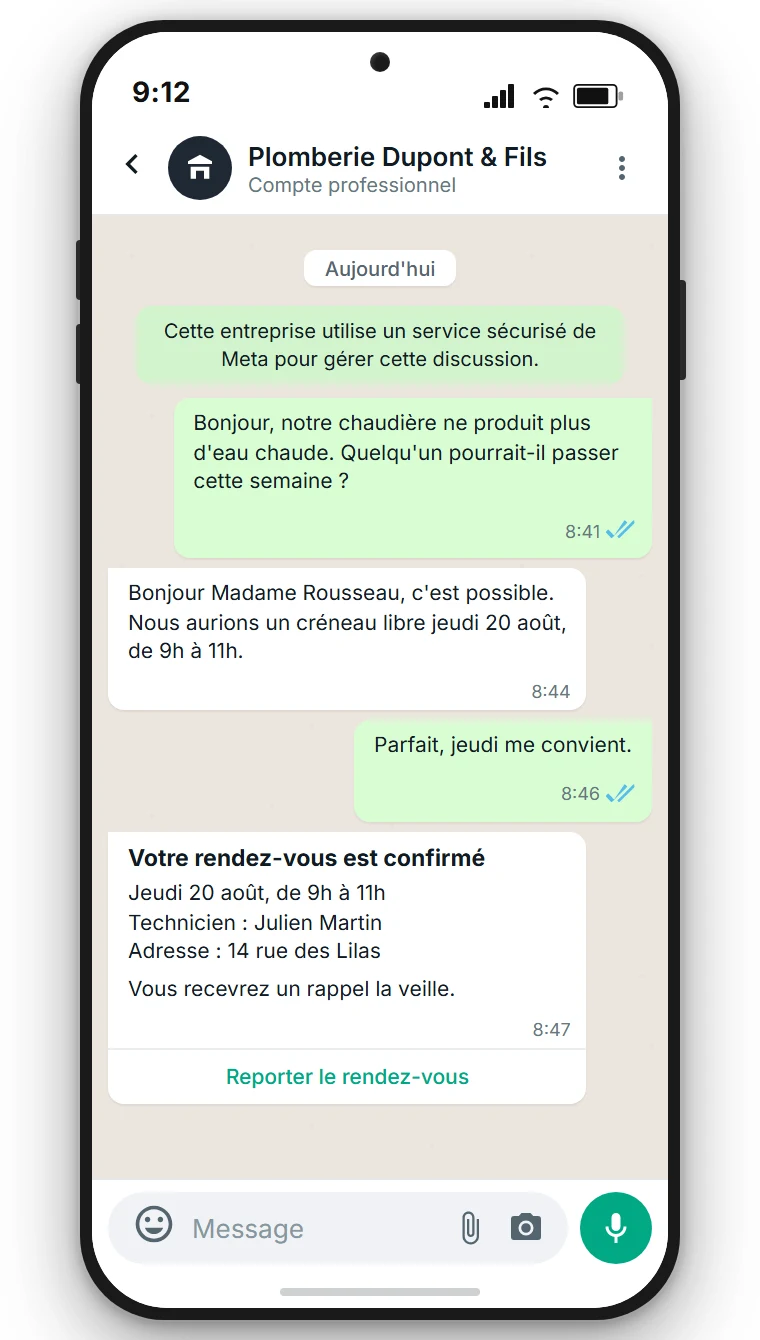 Conversation WhatsApp d'une entreprise de plomberie fictive affichant la mention Compte professionnel sous le nom de l'entreprise, une question d'un client à propos d'une chaudière, et une confirmation de rendez-vous avec un bouton Reporter le rendez-vous. Exemple illustratif, créé avec SendSeven
