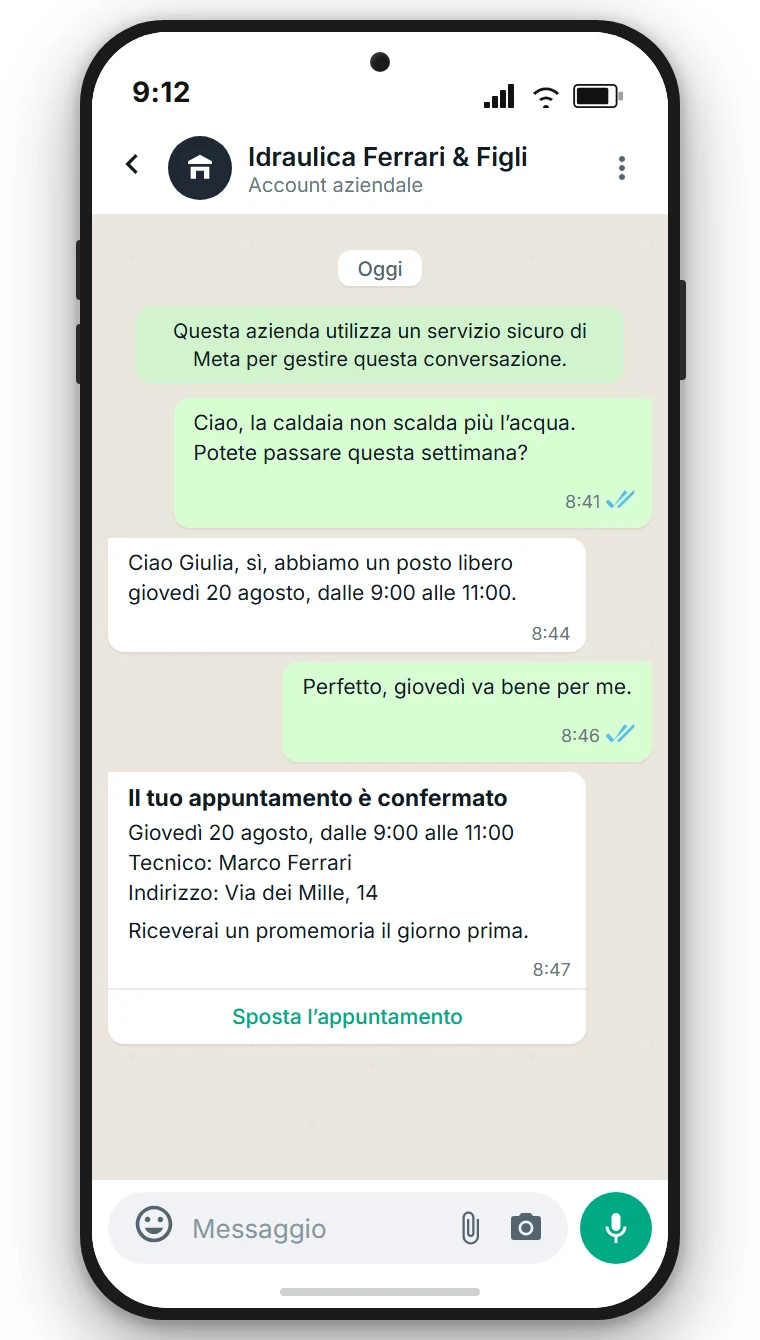 Chat WhatsApp di una fittizia impresa di idraulica con la dicitura Account aziendale sotto il nome dell'azienda, una richiesta di un cliente sulla caldaia e una conferma di appuntamento con il pulsante Sposta l'appuntamento. Rappresentazione esemplificativa, creata con SendSeven