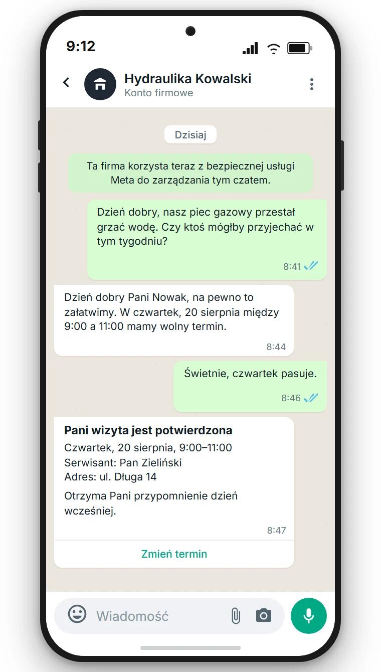 Czat WhatsApp fikcyjnej firmy hydraulicznej z etykietą Konto firmowe pod nazwą firmy, zapytaniem klienta o awarię i potwierdzeniem wizyty z przyciskiem Zmień termin. Przykładowa ilustracja stworzona przez SendSeven