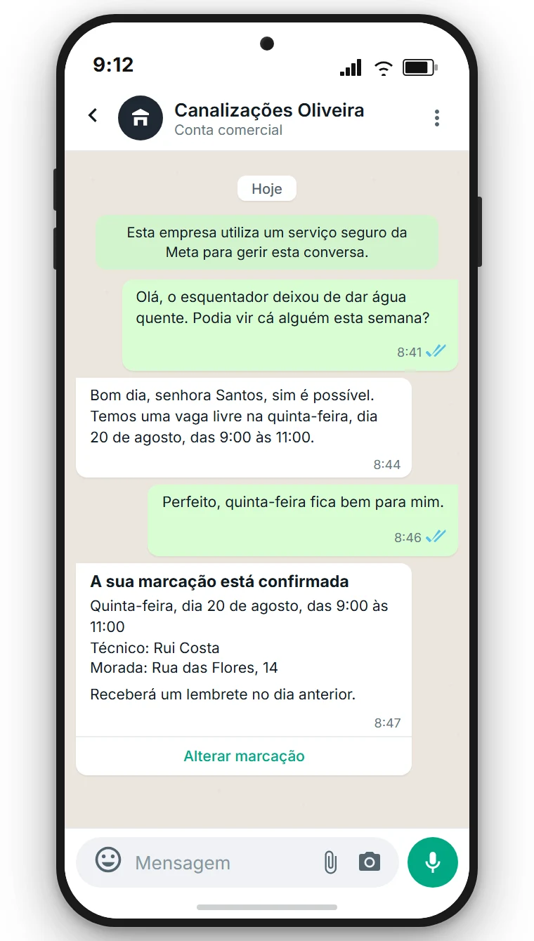 Conversa de WhatsApp de uma fictícia empresa de canalizações com a indicação Conta comercial por baixo do nome da empresa, um pedido de um cliente sobre o esquentador e uma confirmação de marcação com o botão Alterar marcação. Representação exemplificativa, criada com a SendSeven