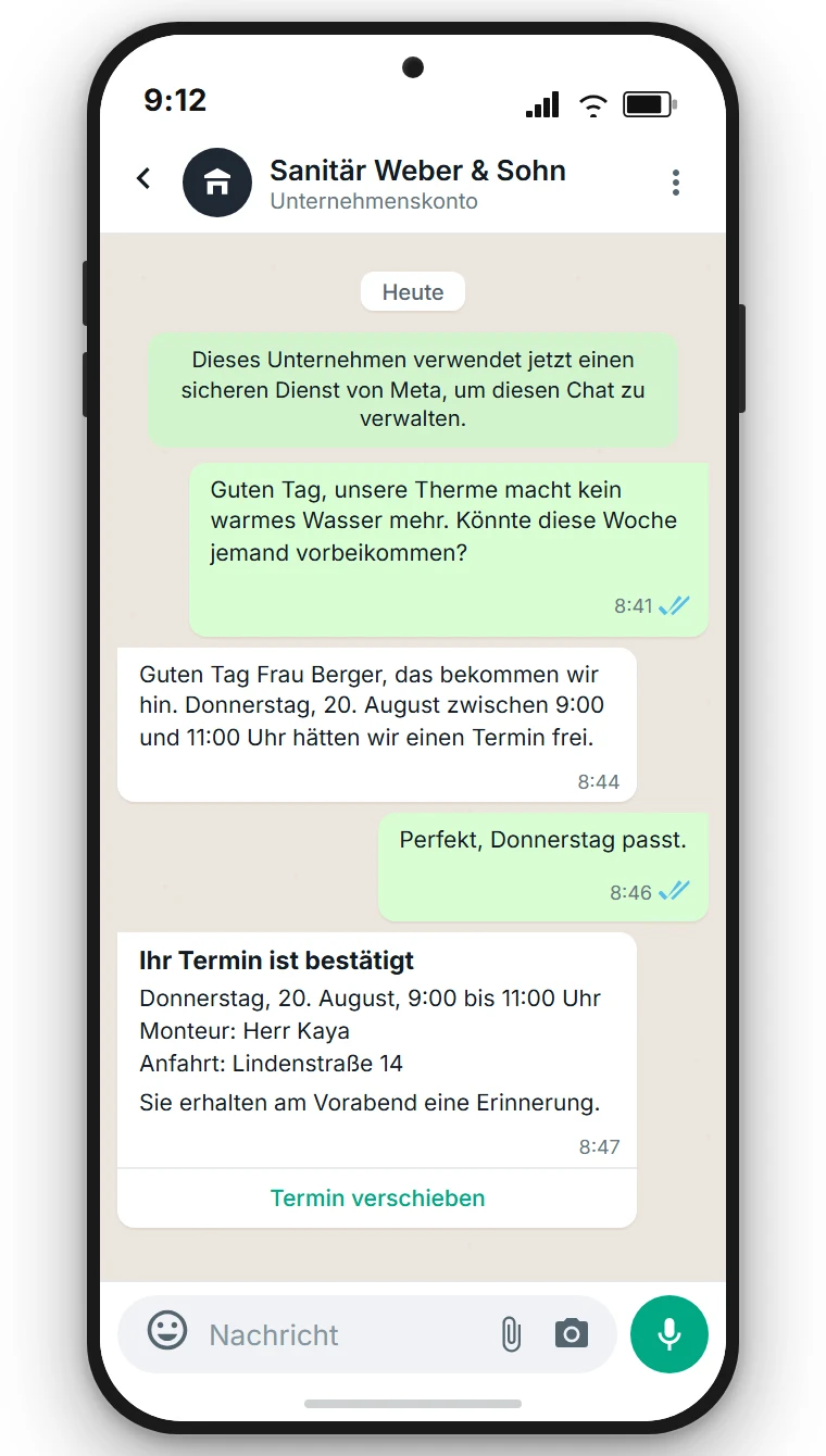 WhatsApp-Chat eines fiktiven Sanitärbetriebs mit dem Hinweis Unternehmenskonto unter dem Firmennamen, einer Kundenanfrage zur Therme und einer Terminbestätigung mit dem Button Termin verschieben. Beispielhafte Darstellung, erstellt mit SendSeven