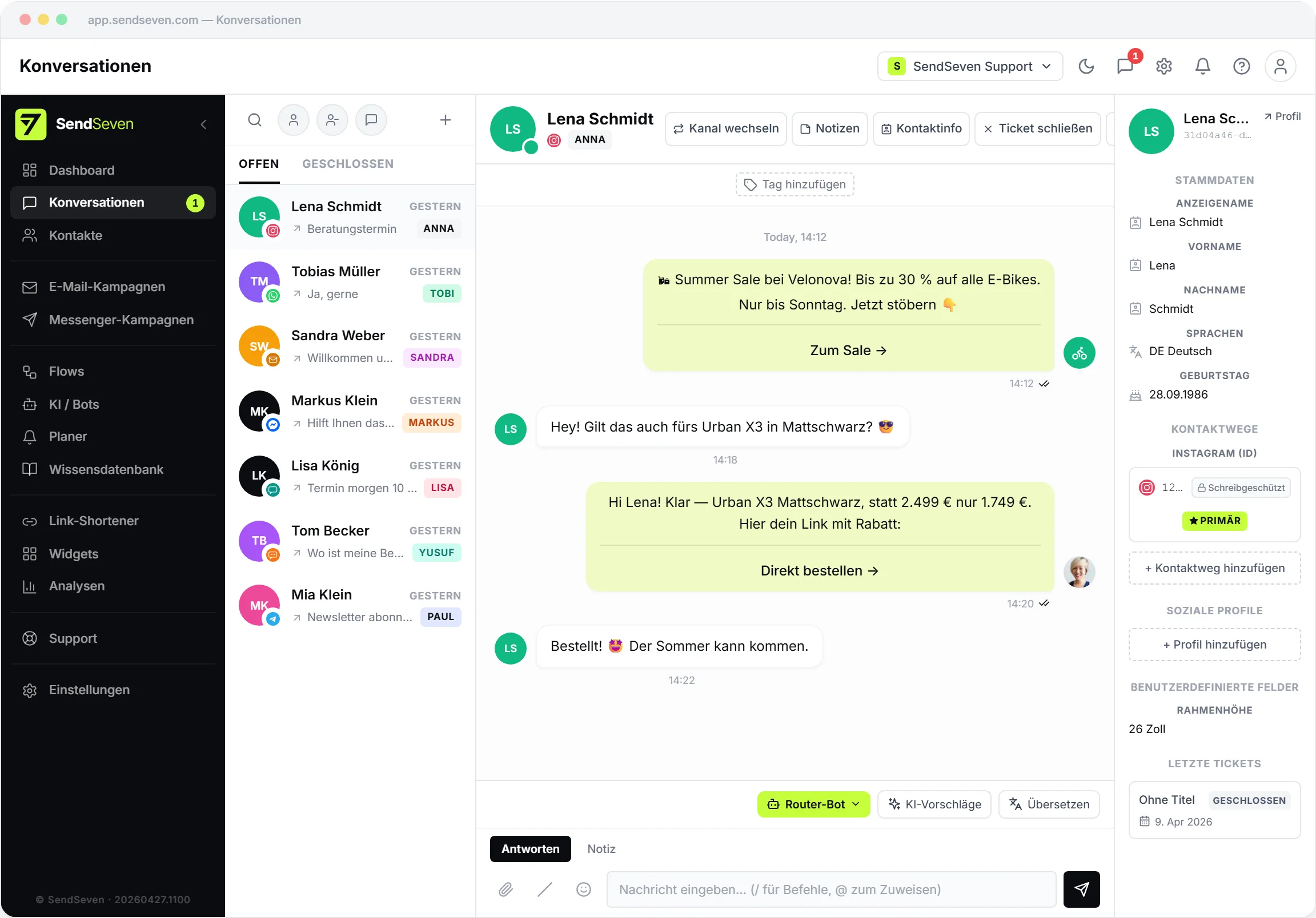 SendSeven Posteingang: zentrale Unterhaltungs-Liste mit Messenger, WhatsApp, Instagram, E-Mail, Telegram, SMS und Live-Chat in einer Ansicht, jeweils zugewiesen an einen Mitarbeiter und mit Tag-Label pro Anliegen