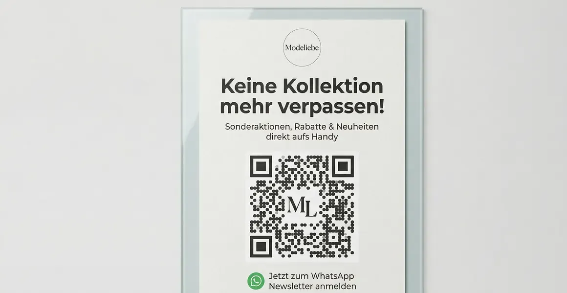 QR-Code auf einem Plakat in einer Boutique für die Anmeldung zum WhatsApp-Newsletter